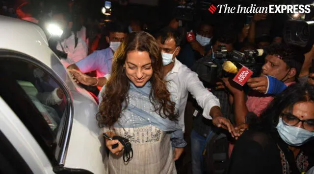 Juhi Chawla sonríe tras declarar a la prensa. Foto: The Indian Express