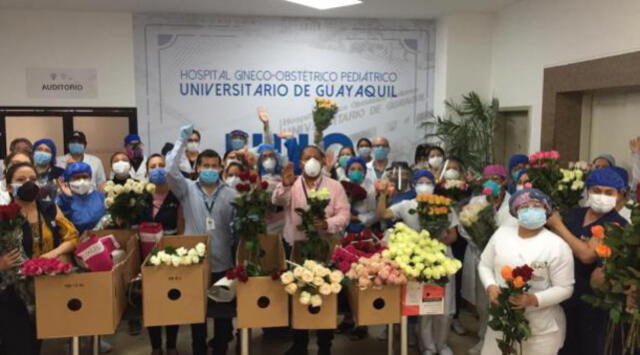 Homenaje de florícolas a personal médico de Ecuador. (Foto: El Comercio Ecuador)