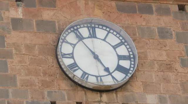 Reloj situado en la Plaza Mayor de Cusco registra un error.