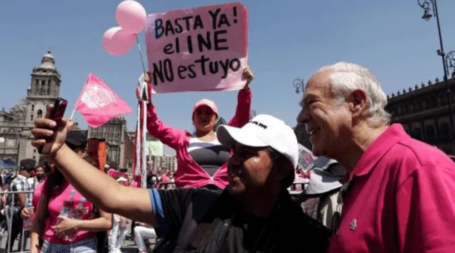  "¡Las mexicanas y mexicanos estamos del lado de la democracia!", señaló Alejandro Moreno, presidente y diputado del Partido Revolucionario Institucional (PRI). Foto: BBC<br>    