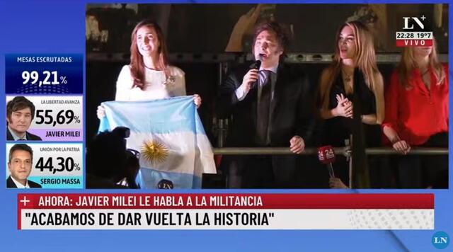 Discurso de Javier Milei junto a Villarruel, su novia Fátima y su hermana Karina. Foto: La Nación   