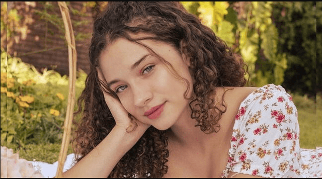 La actriz Adriana Campos Salazar daría vida a la hija de 'Tito' en 'Al fondo hay sitio' 11. Foto: Instagram Adriana Campos.   