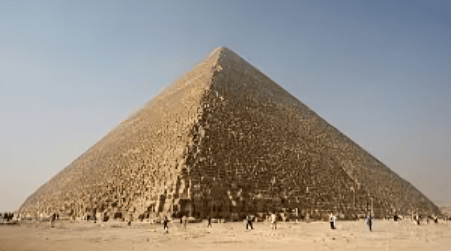 Construida alrededor del año 2500 a. C., la Gran Pirámide de Guiza sirvió como tumba para el faraón Keops de la IV dinastía y es la más grande de las tres pirámides que se encuentran en Giza. Foto: Freepick 
