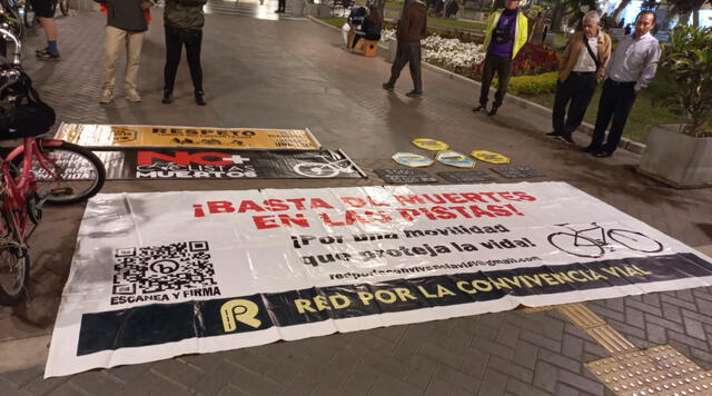 Ciclistas realizan plantón frente a la municipalidad de Surco. Foto: Red por la Convivencia vial.   