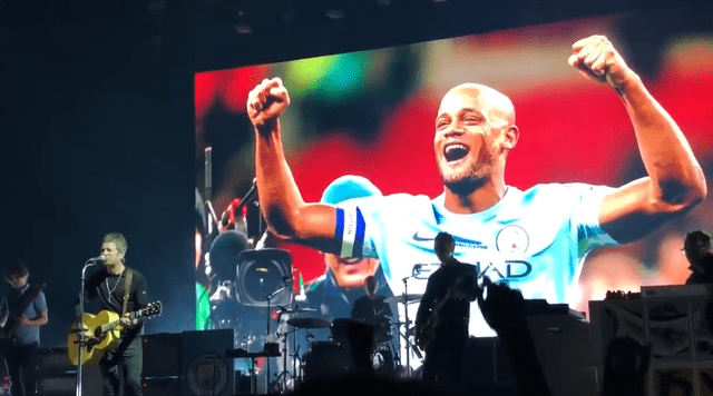 Noel Gallagher rindiendo homenaje a Vincent Kompany, histórico capitán del Manchester City. Foto: Captura/Youtube<br><br>  