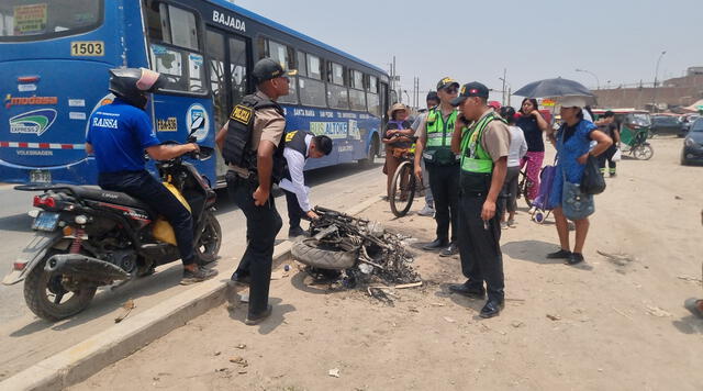 Comerciantes quemaron la moto de uno de los sospechosos del crimen. Foto: Rosa Quincho   