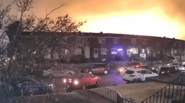 El incendio provocó un fuego potente de alto alcance. Foto: Captura de X   