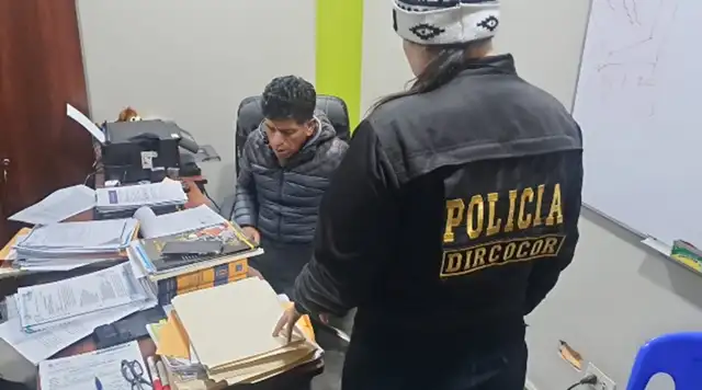 Jhoel Atencio Ñaupa, asesor de la alcaldesa de Paucartambo, arrestado en local municipal.