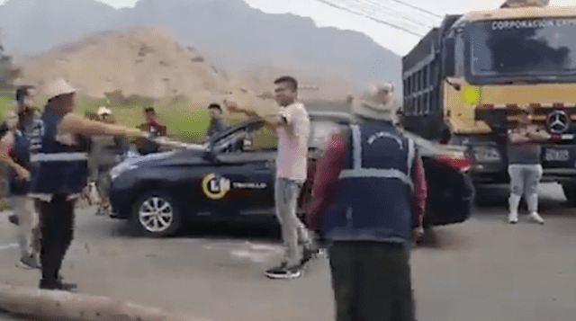Ronderos detienen vehículo de Latina y obligan a chófer a hacer planchas en La Libertad. Foto: captura de video/Alcides Cieza/difusión