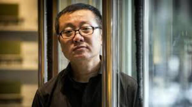 Liu Cixin escritor de la trilogía El problema de los tres cuerpos, la nueva adaptación de Netflix.