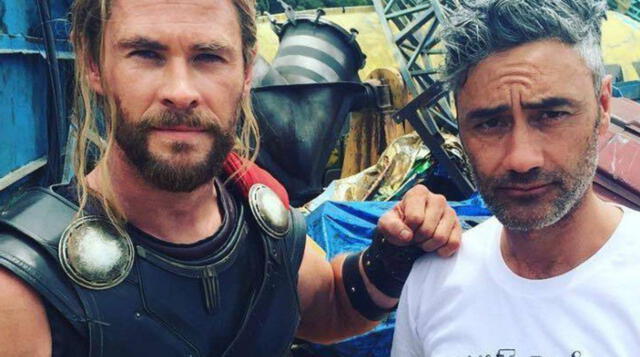 Taika Waititi y Chris Hemsworth en el set de Thor 3