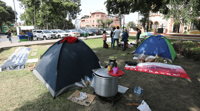 Familias acampan desde hace casi un mes en los exteriores del Minsa. Foto: Aldair Mejía/La República.
