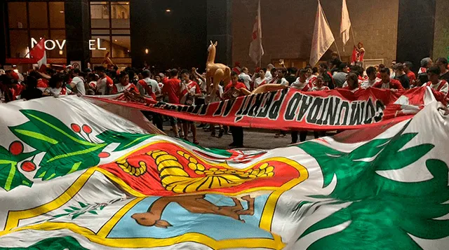 Perú recibe colosal banderazo en los exteriores de su hotel en Brasil [VIDEO]