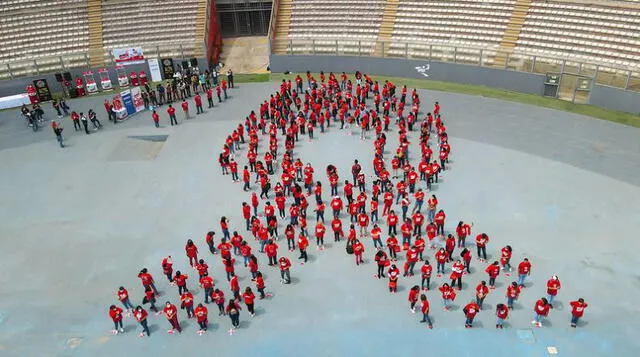 Lazo humano rojo como símbolo de la lucha contra el VIH/Sida en 2021. Foto: Minsa.