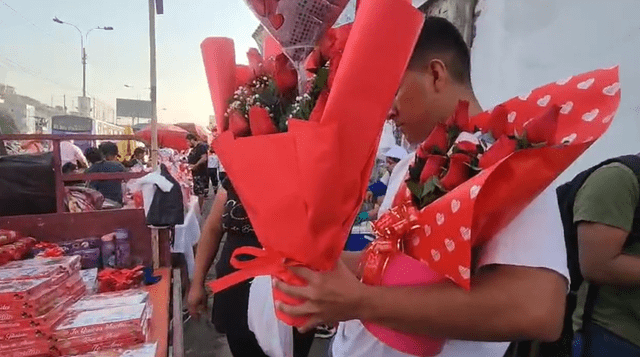 Los puestos de flores y decoraciones estuvieron repletos por el 14 de febrero. Foto: Rosa Quincho/La República Los puestos de flores y decoraciones estuvieron repletos por el 14 de febrero. Foto: Rosa Quincho/La República
