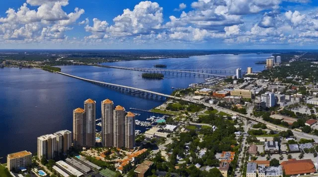 Fort Myers se destaca por tener ingresos familiares promedio más altos que el resto de Florida. Foto: Forbes   