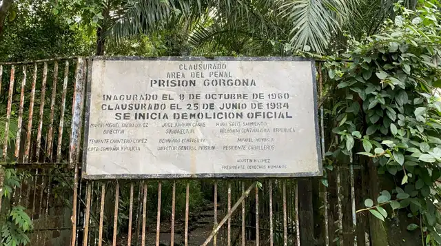 La ubicación remota de la isla, rodeada por el océano Pacífico y con fuertes corrientes marinas, la convertía en un lugar casi imposible de escapar. Foto: La Razón   