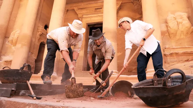 El descubrimiento de al menos 12 esqueletos debajo del Khaznah, o Tesoro, puede ser la mayor colección de restos humanos encontrada en un solo lugar dentro de Petra. Foto: Discovery’s Expedition Unknown   