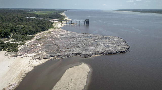 La intensa sequía que afecta a la Amazonía brasileña ha vuelto a exponer grabados rupestres milenarios, realizados por antiguas comunidades indígenas, que dejaron enigmáticas marcas a lo largo del río Negro. Foto: EFE   