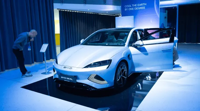 Los autos eléctricos chinos están ganando popularidad en América Latina, superando a marcas tradicionales como Tesla, con un crecimiento de ventas de hasta 1.200%. Foto: Xinhua   