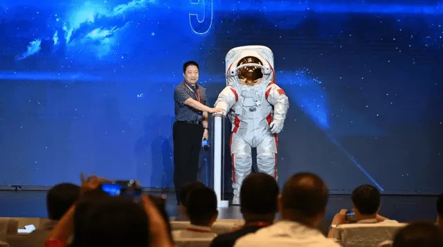 China ha presentado avances en su programa, como el desarrollo de trajes espaciales Feitian, que permitirán a los astronautas realizar actividades extravehiculares en la Luna. Foto: VCG/Grupo Visual China   