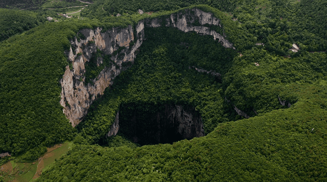 El Foso Celestial, ubicado en Fengjie, China, es el sumidero más grande y profundo del mundo, con una antigüedad de 128.000 años. Foto: BBC   