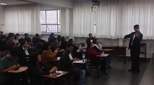 Arturo tocando el violín en San Marcos.   