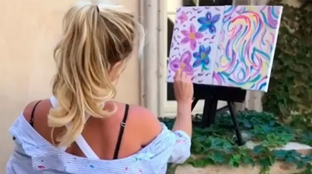 Britney Spears y la pintura a la que valorizó en 10.000 dólares. (Foto: TN)
