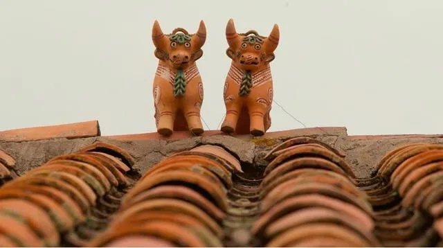 Dos toritos de Pucará sobre el techo de una vivienda local. Foto: Perú Info