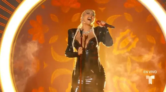 Christina Aguilera se presenta en los Billboard Latin Music Awards