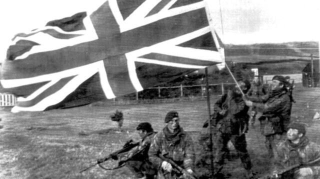 Soldados izando la bandera de Inglaterra en la Guerra de las Malvinas