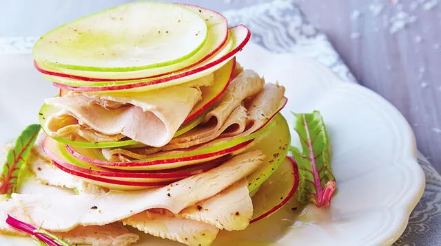 La ensalada de manzanas y pavo es rápido de preparar. Te tomará pocos minutos.