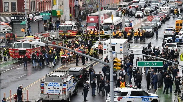 Ambulancias y camiones de bomberos fuera de la estación de metro escenario de un tiroteo en Brooklyn, Nueva York, el 12 de abril de 2022 ANGELA WEISS AFP