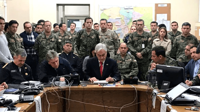 Sebastián Piñera habilitando el uso de las Fuerzas Armadas para controlar la violencia en Chile.