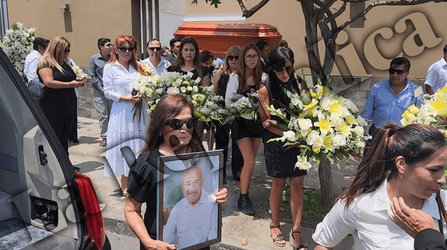  Magaly Medina llegó a entierro de su padre Luis Medina. Foto: Paolo Zegarra / URPI-LR<br>    