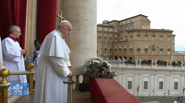  El Papa Francisco envió su mensaje de Navidad frente a una multitud este lunes. Foto: EFE<br>    
