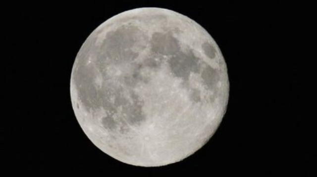 La luna llena destaca, pues el lado visible del satélite se encuentra iluminada por la luz solar y por ello alumbra el cielo en todo su esplendor. Foto: AFP   