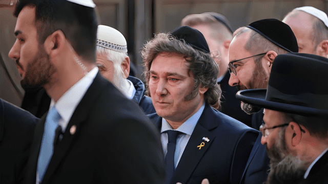 Javier Milei estrechó la mano de Axel Wahnish, su referente espiritual y embajador argentino en Israel. Foto: AFP   