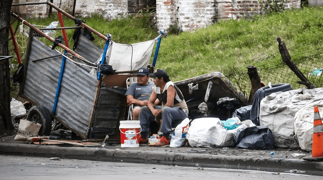 El aumento de la pobreza en todas las regiones de Argentina durante la segunda mitad del 2023 es una señal alarmante de las dificultades económicas generalizadas que atraviesa el país. Foto: AFP   