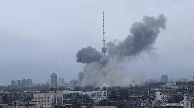 La torre de televisión de 240 metros de la ciudad ucraniana de Járkov se partió por la mitad y cayó al suelo. Foto: RRSS   