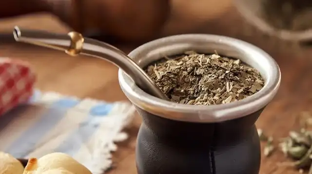 En Argentina, se denomina "mate" tanto a la infusión preparada con hojas de yerba mate como al recipiente en el que se toma. Foto: iStock   