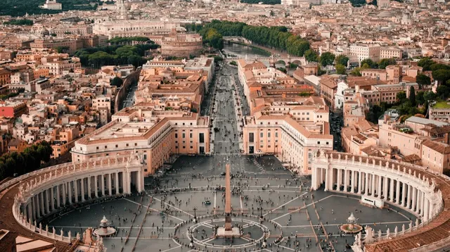 Una característica destacada del Vaticano es su estatus como la sede de la Iglesia Católica y la residencia oficial del Papa. Foto: Freepik   