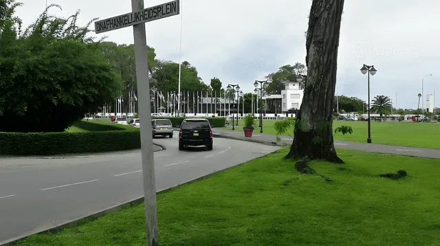La plaza Onafhankelijkheidsplein se encuentra en el corazón de Paramaribo, cerca del río Surinam y del Palmentuin, una extensa plantación de palmeras. Foto: iStock   
