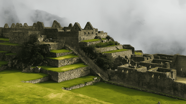 Machu Picchu y Huayna Picchu, la ciudad ofrece impresionantes vistas panorámicas y está rodeada por una exuberante vegetación subtropical. Foto: National Geographic 