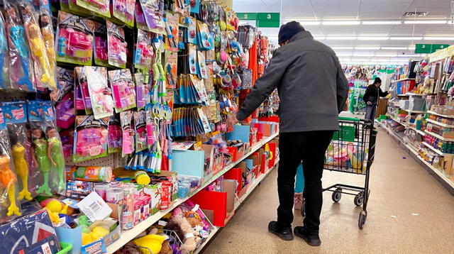 Diversos artículos a bajo costo pueden ser encontrados en la tienda de Dollar Tree en Estados Unidos. Foto: CNN.    