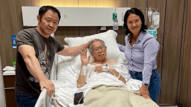 Alberto Fujimori acompañado de sus hijos en una de las varias hospitalizaciones que tuvo. Foto: X/KeikoFujimori   