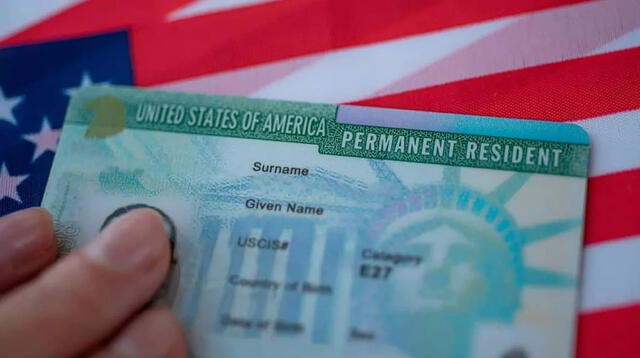  Los beneficios de tener una green card incluyen la posibilidad de traer a familiares, acceder a ciertos programas gubernamentales y, eventualmente, solicitar la ciudadanía. Foto: Univisión   