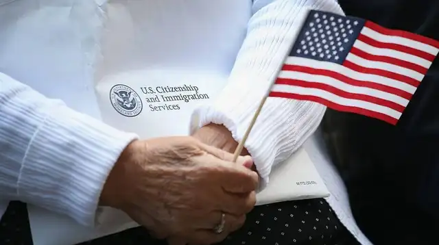  Los inmigrantes también deben aprobar un examen de ciudadanía que evalúa su conocimiento del inglés y la historia de los Estados Unidos. Foto: El Nuevo Herald   