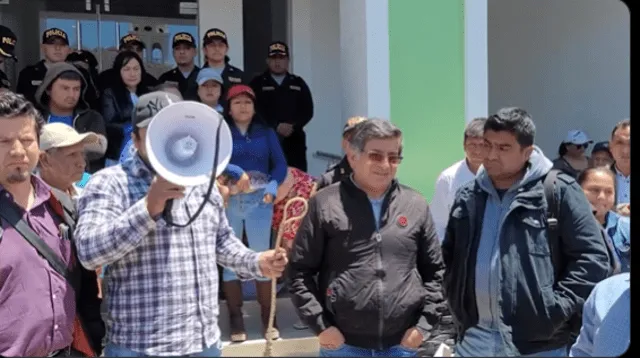 Congresista Hamlet Echevarría siendo llevado a marchar a la Plaza de Armas mientras un ciudadano tiene un chicote en la mano. Foto: Captura   