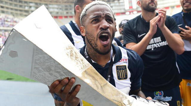  Jefferson Farfán se retiró de Alianza Lima tras salir bicampeón en 2022. Foto: Liga 1/X   